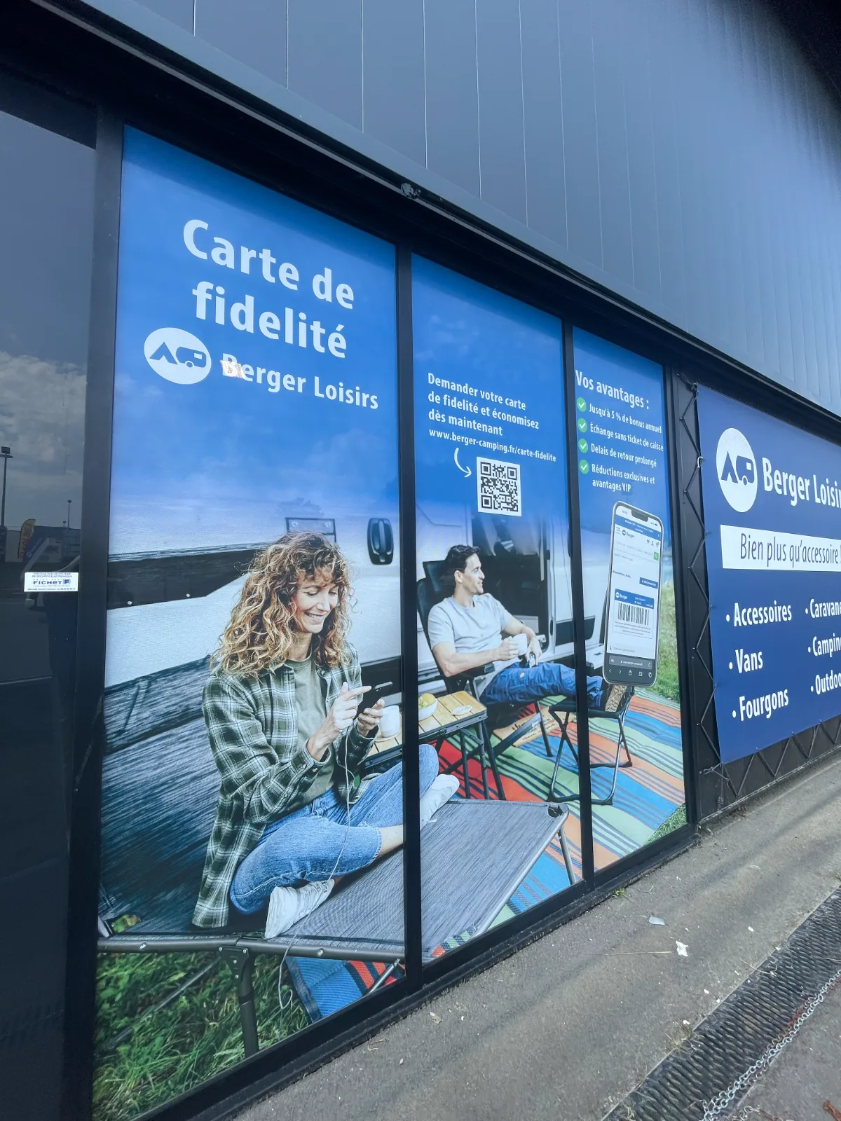 Adhésif microperforé vitrine concession Porsche Rennes