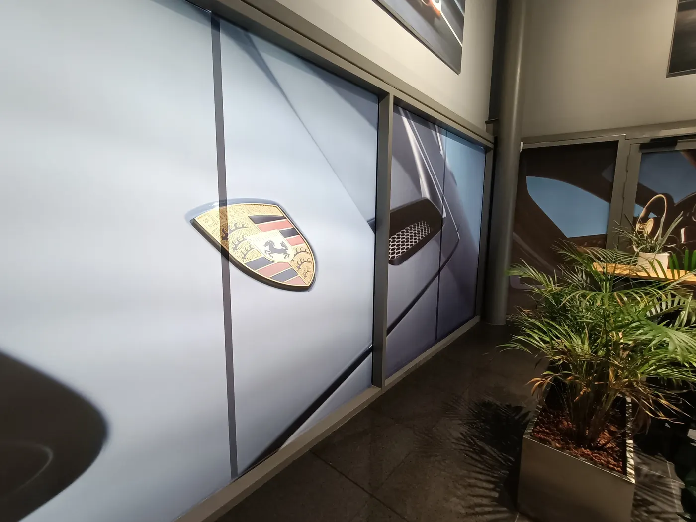 Adhésifs vitrie Porsche — Adhésif microperforé sur vitrage intérieur