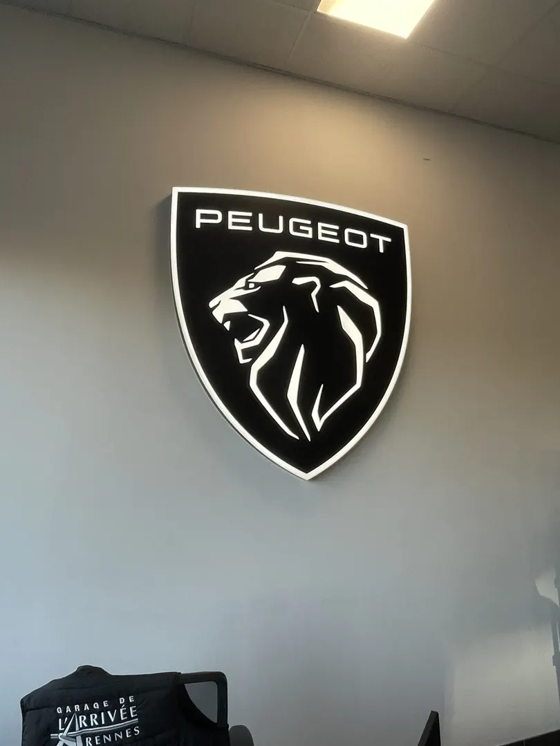 Caisson lumineux Peugeot — Logo rétroéclairé pour espace intérieur