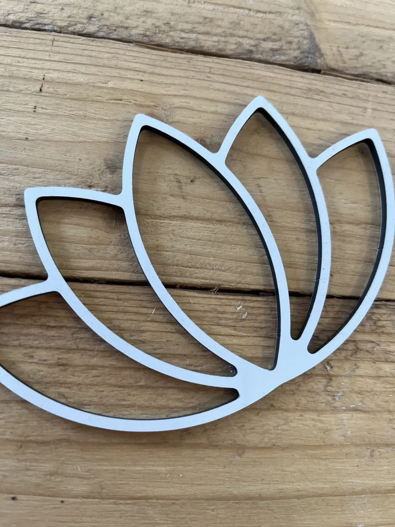 Découpe laser sur mesure — Logo découpé en métal et bois