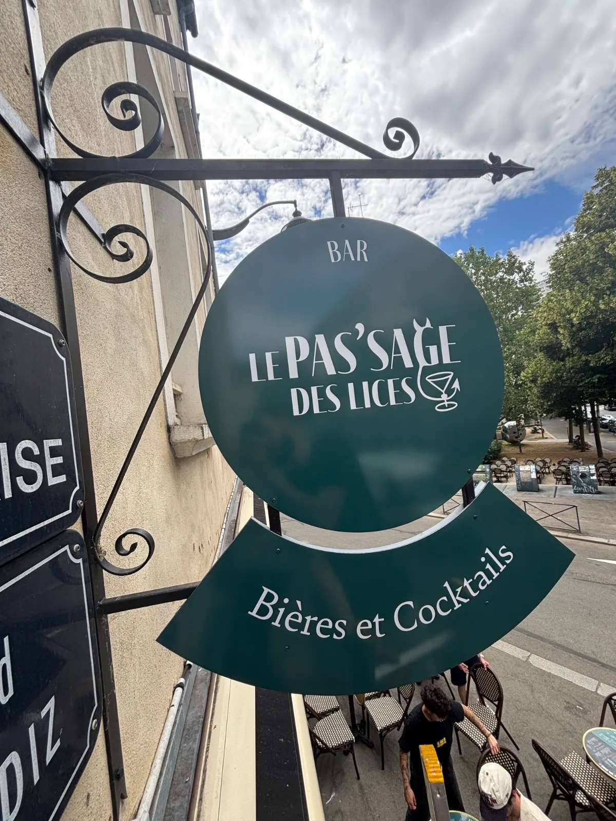 Enseigne drapeau alucomposite, bar Rennes