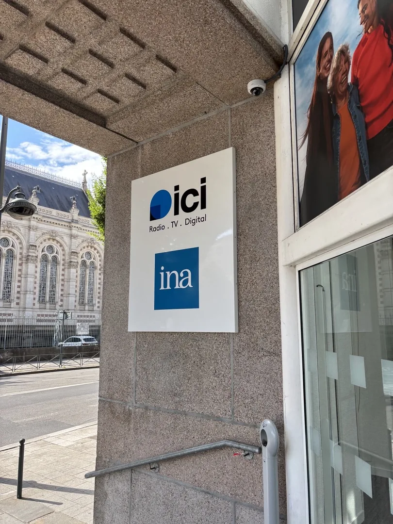 Enseigne panneau Ici Radio TV Digital Rennes