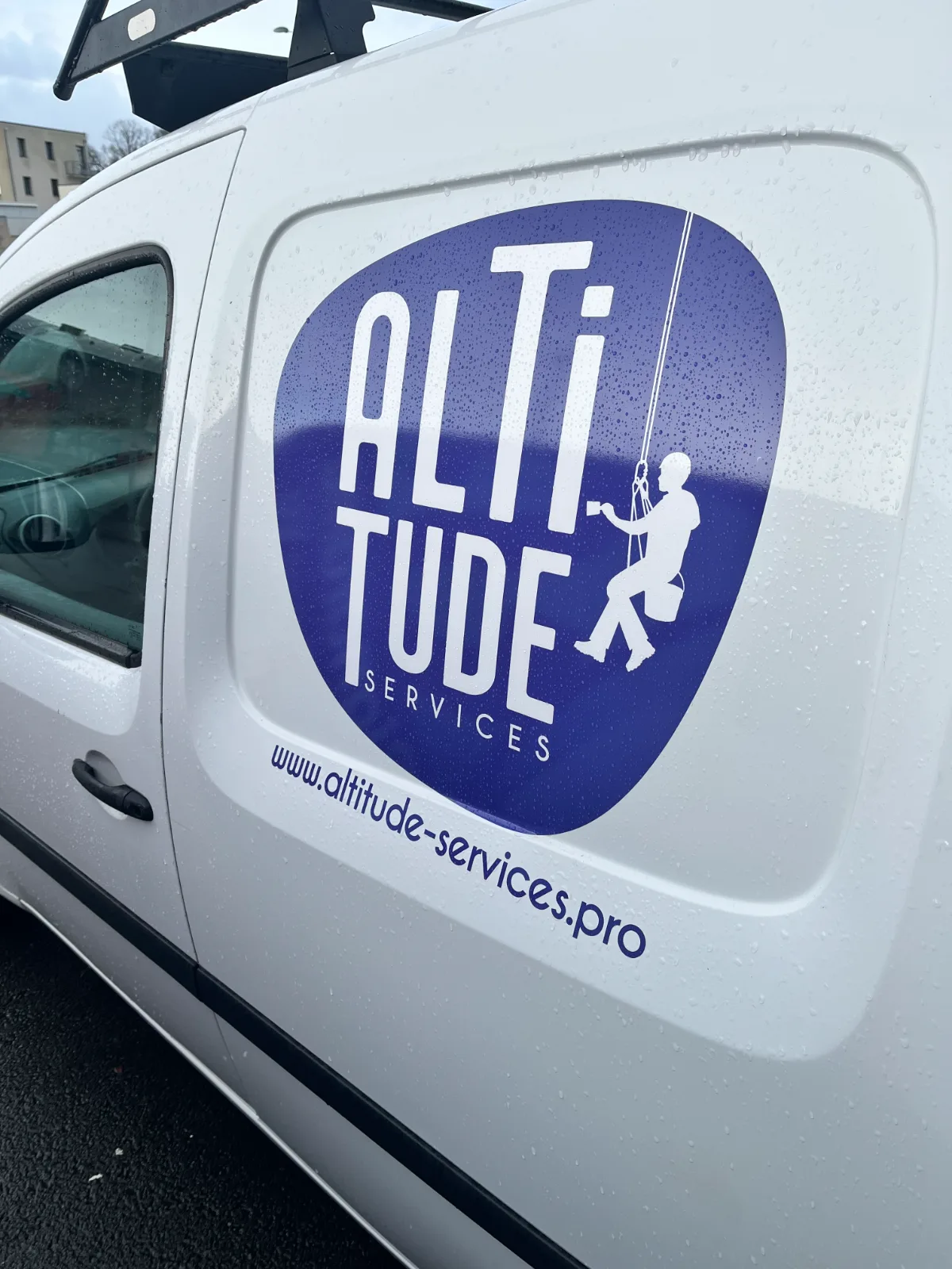 Lettrage encart tôlé utilitaire Rennes