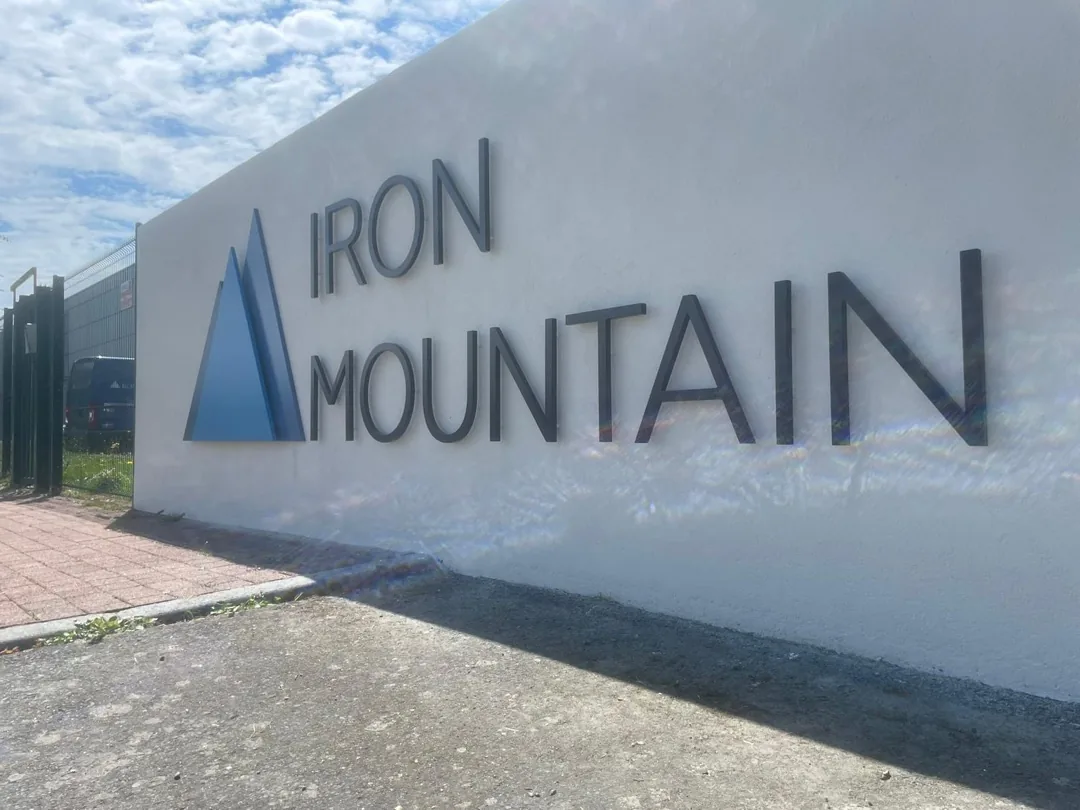 Lettres relief mural Iron Mountain Rennes