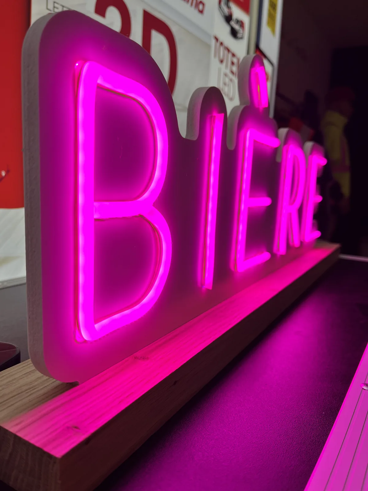 Néon LED texte Bière, intérieur bar Rennes