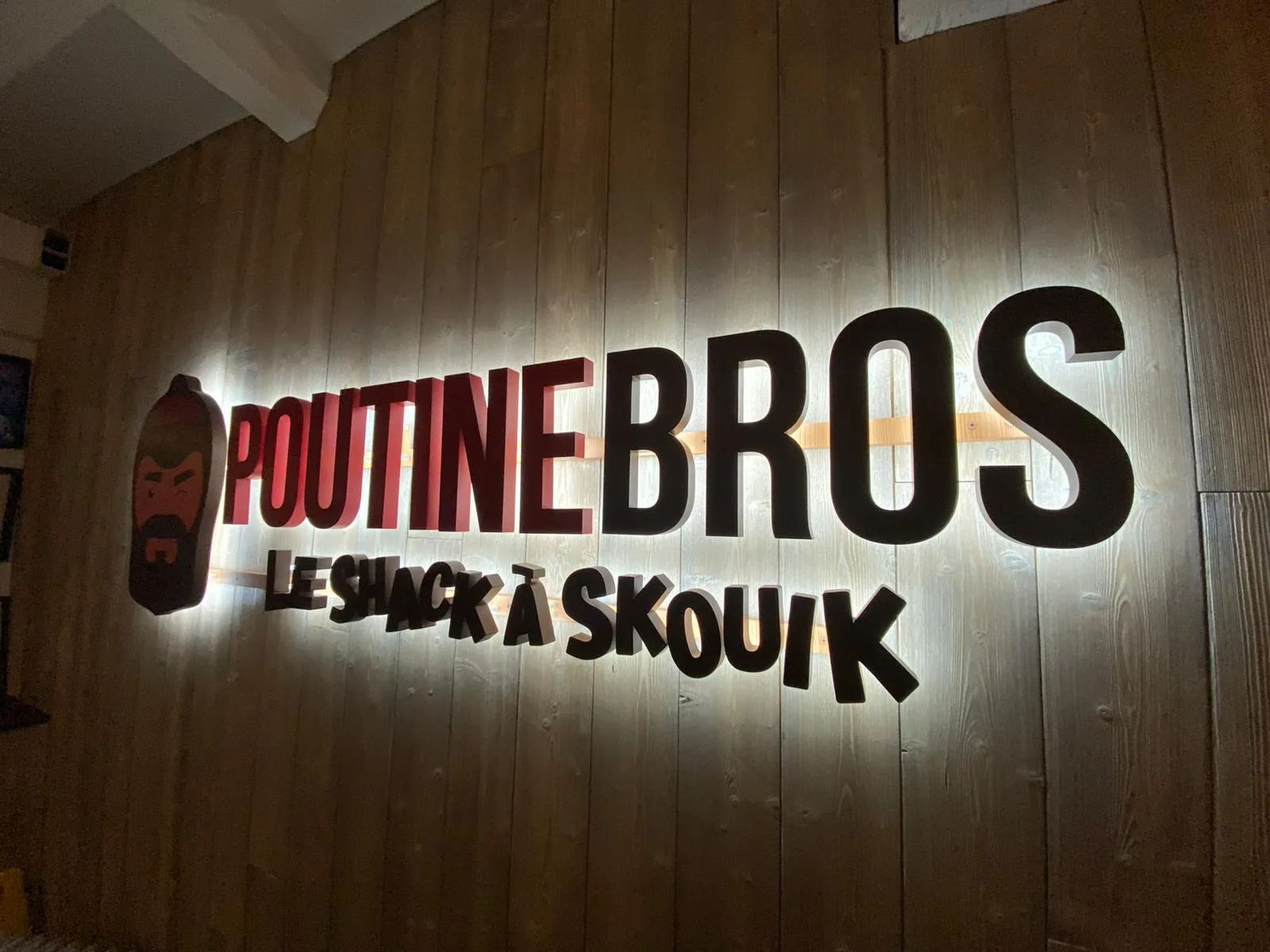 Enseigne intérieure snack Poutine Bros Rennes